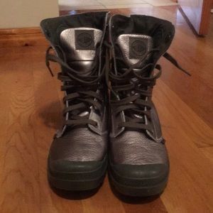 NWOT Palladium women’s baggy metallic lea boot sz9